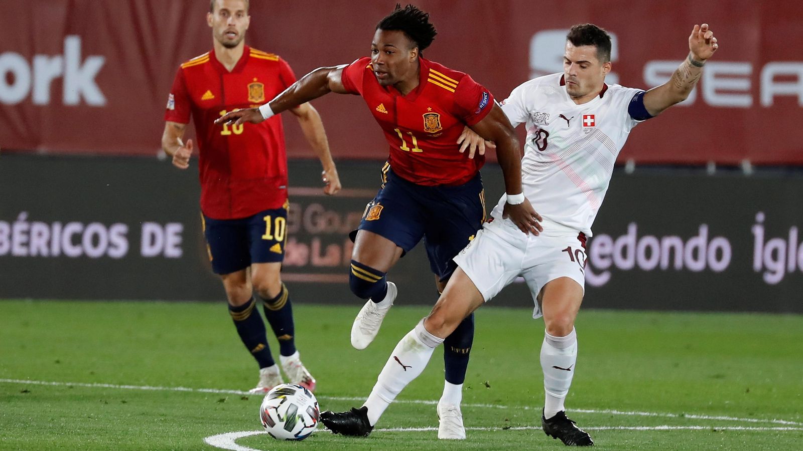 Adama, que entró en el segundo tiempo, intenta marcharse de un defensor suizo.