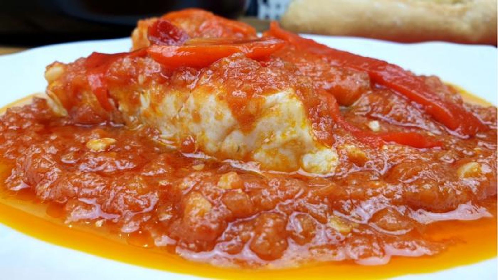 Cómo preparar bacalao con tomate en su punto de sabor y sal