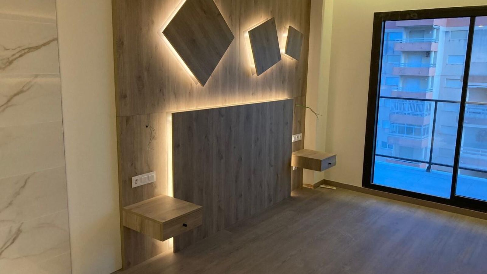 Habitación del Senator Gandía Spa, con un diseño abierto y colores cálidos