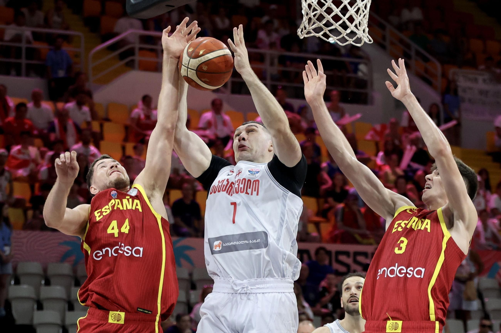 Burjanadze trata de capturar un rebote entre Joel Parra y De Larrea.