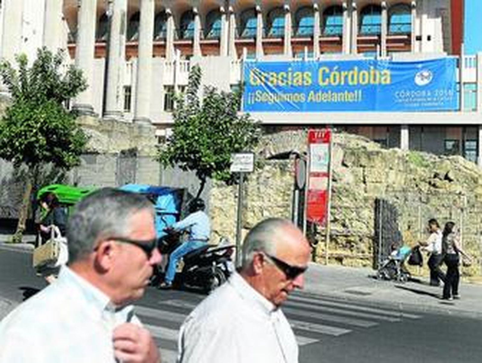 Un cartel de agradecimiento a la ciudadanía en el Ayuntamiento.