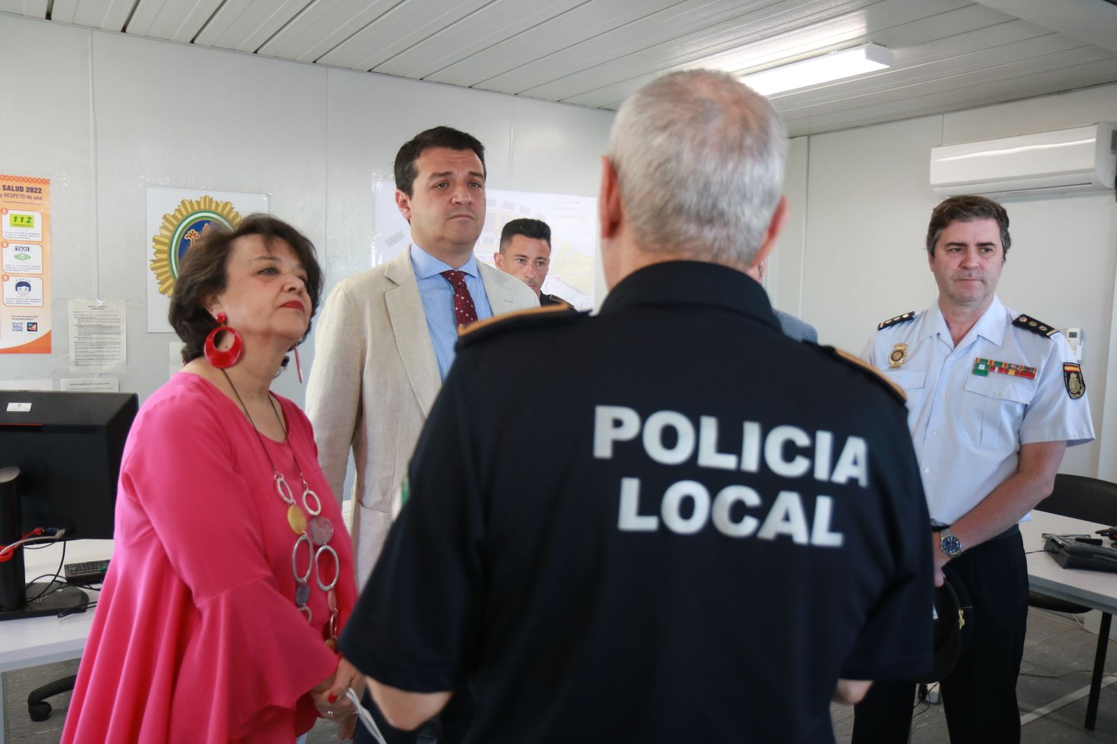 El alcalde, José María Bellido, y la subdelegada del Gobierno, Rafaela Valenzuela, visitan el dispositivo de El Arenal.