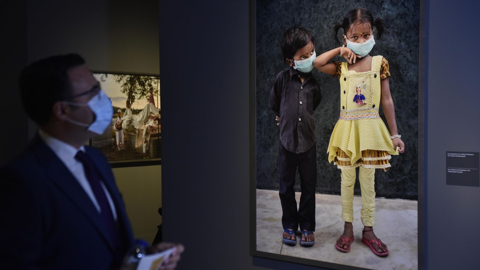 Moisés Roiz, director del Caixfórum de Sevilla, contempla una de las imágenes de García Rodero.
