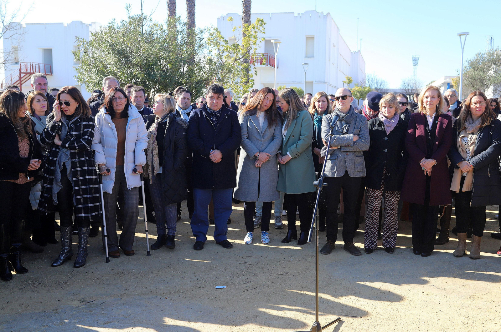 Imágenes del minuto de silencio guardado en la Universidad de Huelva en memoria de los estudiantes fallecidos en el incendio