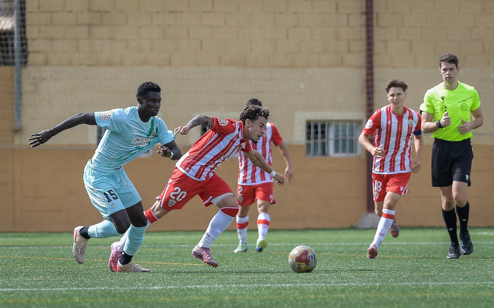 Longo intenta marcharse en carrera de un rival durante un encuentro de esta temporada de los rojiblancos.