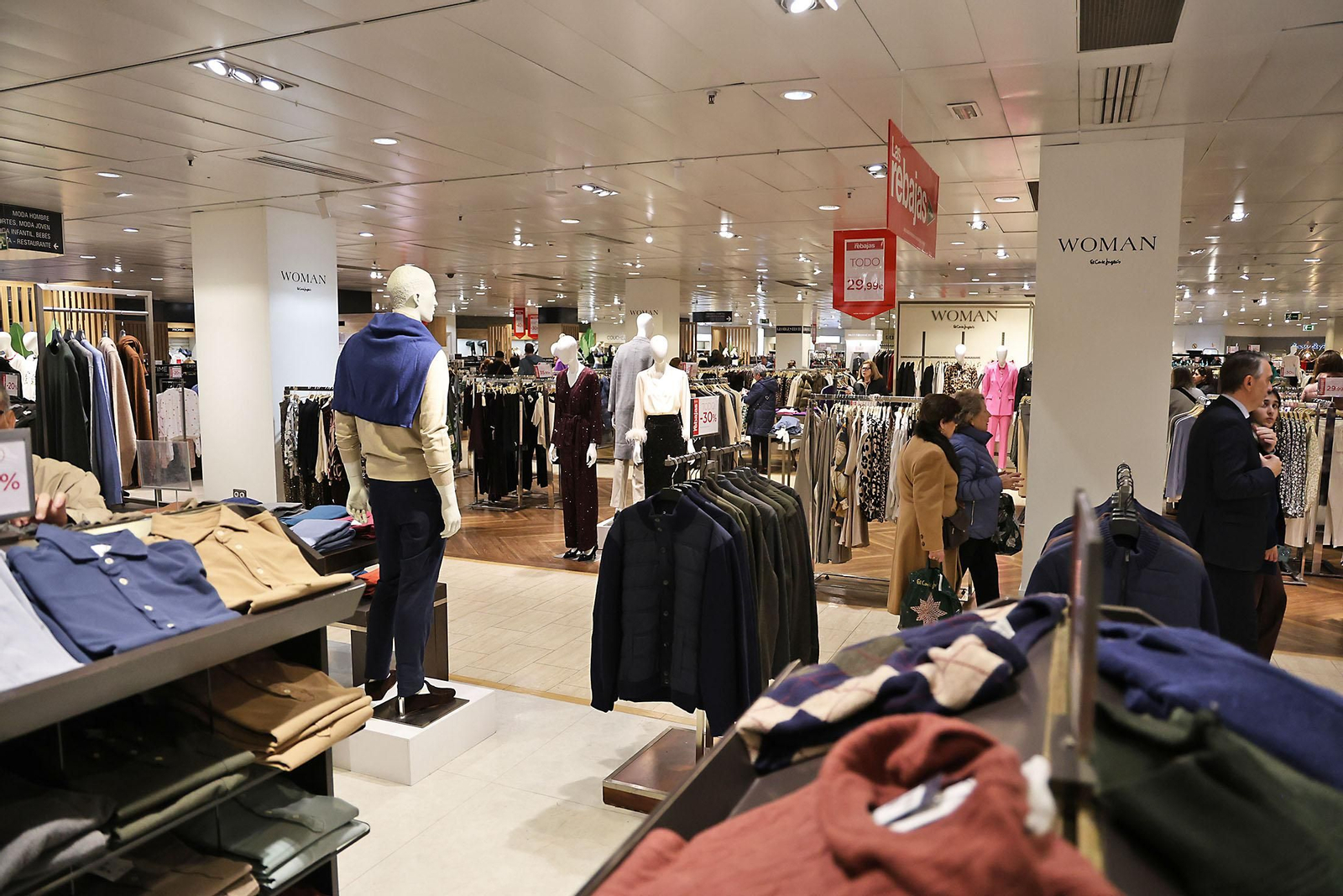 Imágenes del comienzo de las rebajas en Huelva