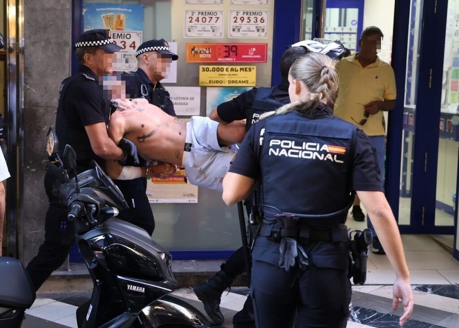 Policías, desalojando del hotel a un huésped en fuerte estado de agitación