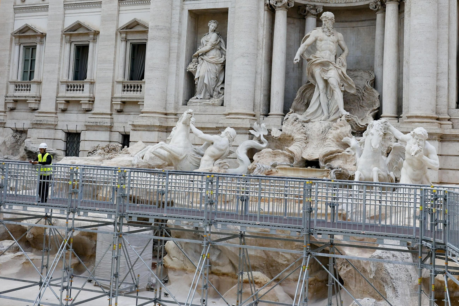 La Fontana de Trevi ya se puede observar de cerca gracias a una polémica pasarela