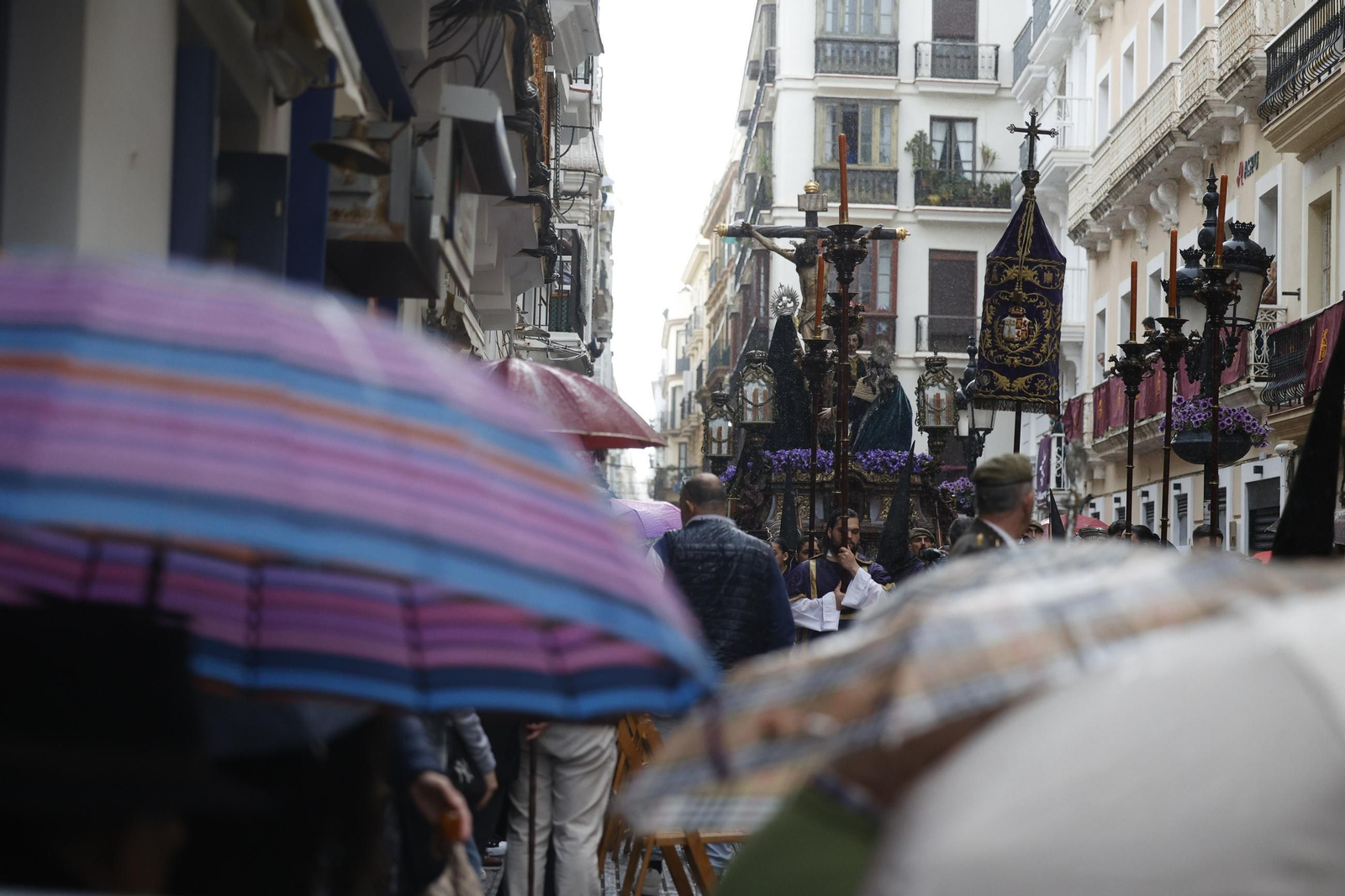 imágenes de la salida de Piedad, bajo llluvia y granizo, en la Semana Santa de Cádiz 2025
