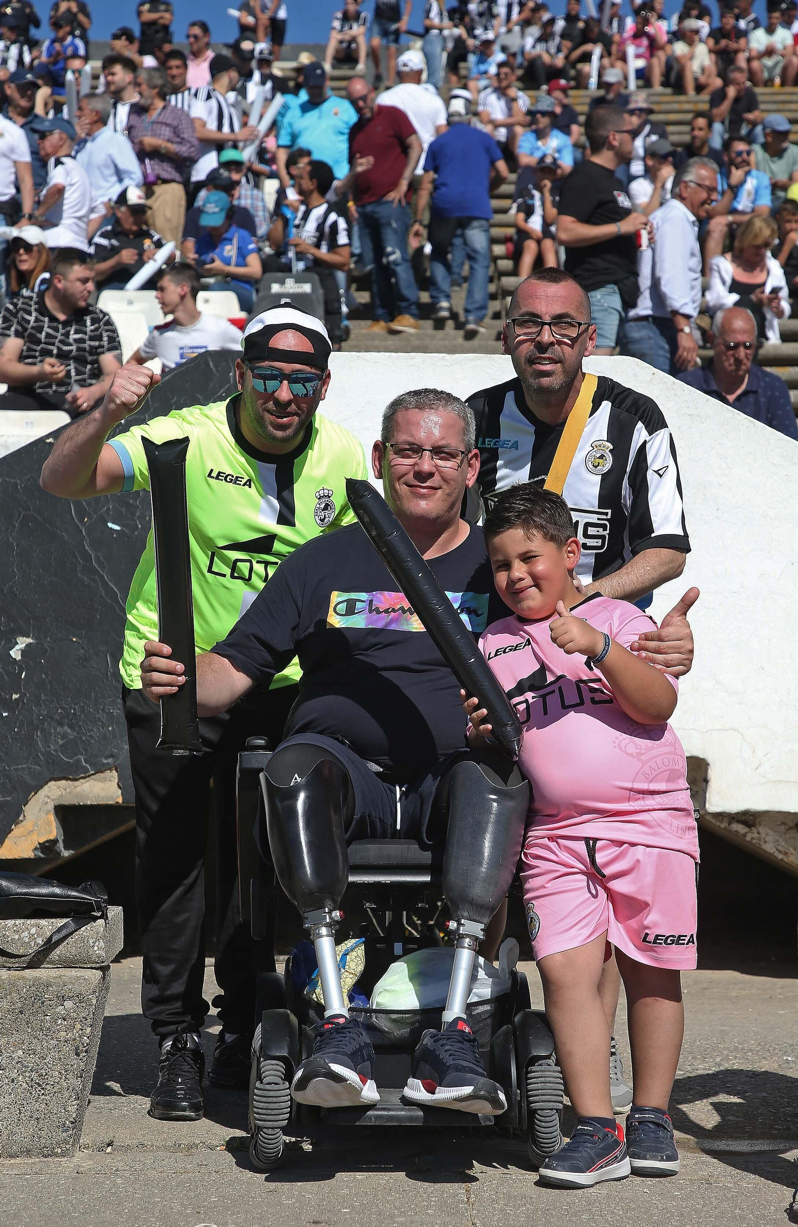 Fotos de la afición durante el Balona - Algeciras en el estadio municipal de La Línea