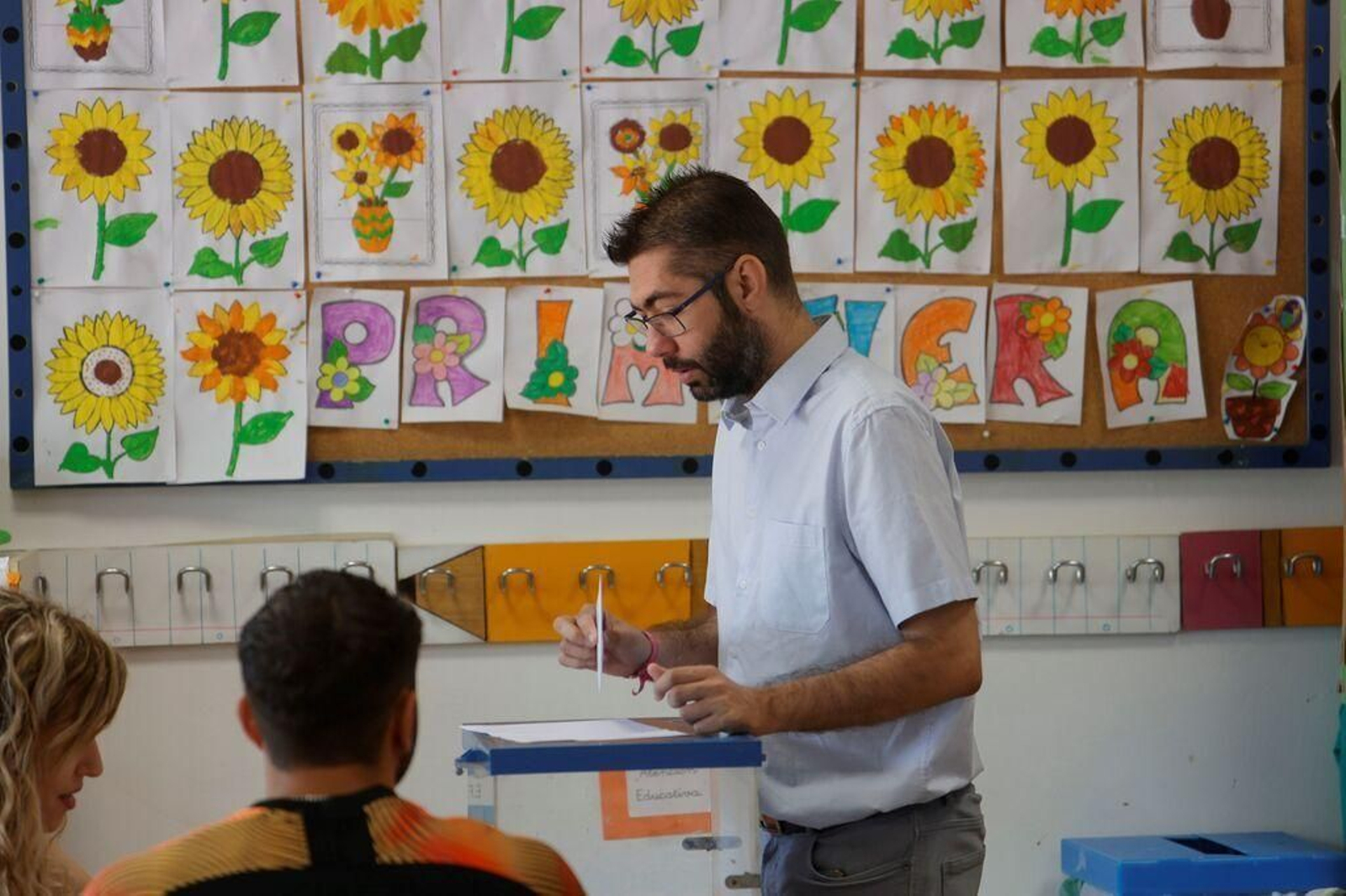 Una persona deposita su voto en un colegio de Córdoba. Una persona deposita su voto en un colegio de Córdoba.