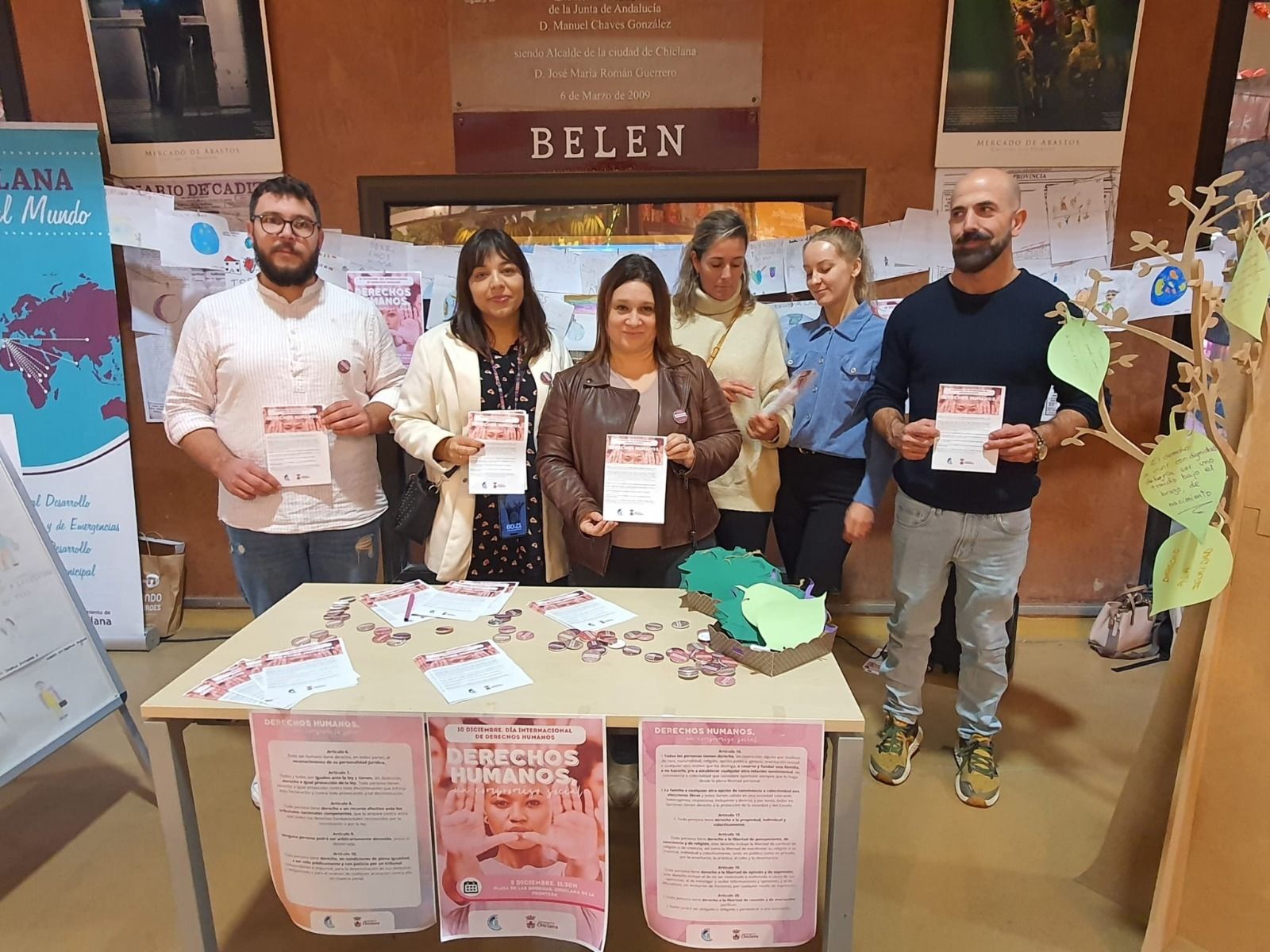 La delegada, en la mesa informativa del Mercado.