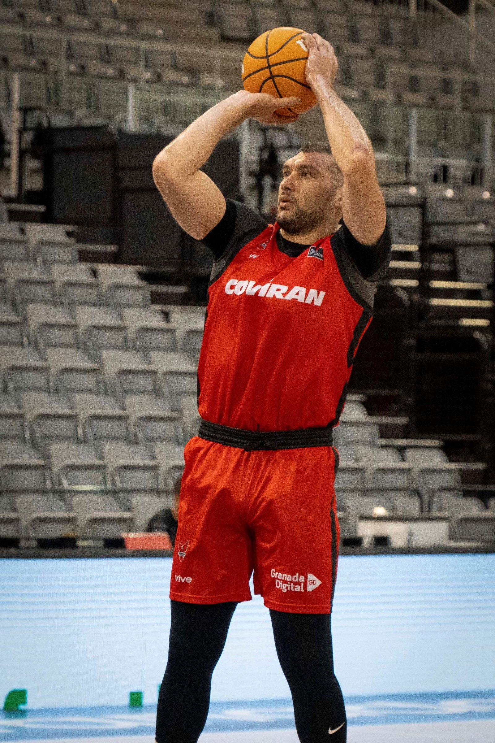 Las imágenes del entreno a puerta abierta del Covirán Granada en el Palacio
