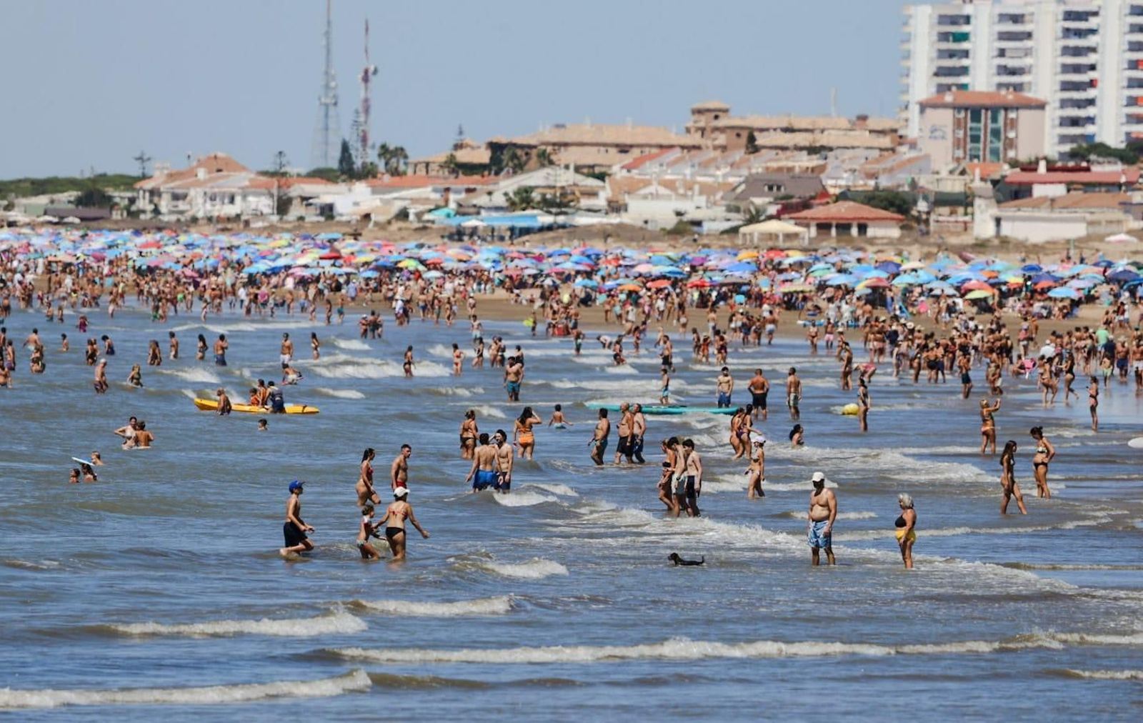 Playa de Punta Umbría abarrotada de gente.