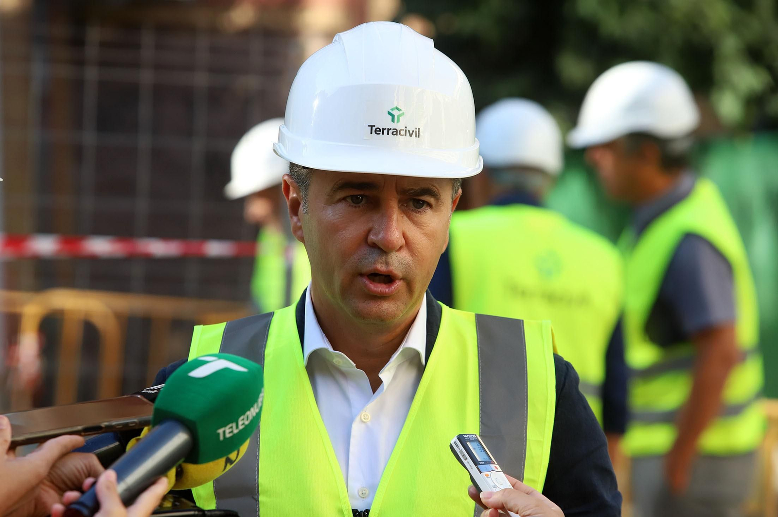 Imágenes de la visita de Pilar Miranda a las obras de peatonalización en la calle Méndez Núñez