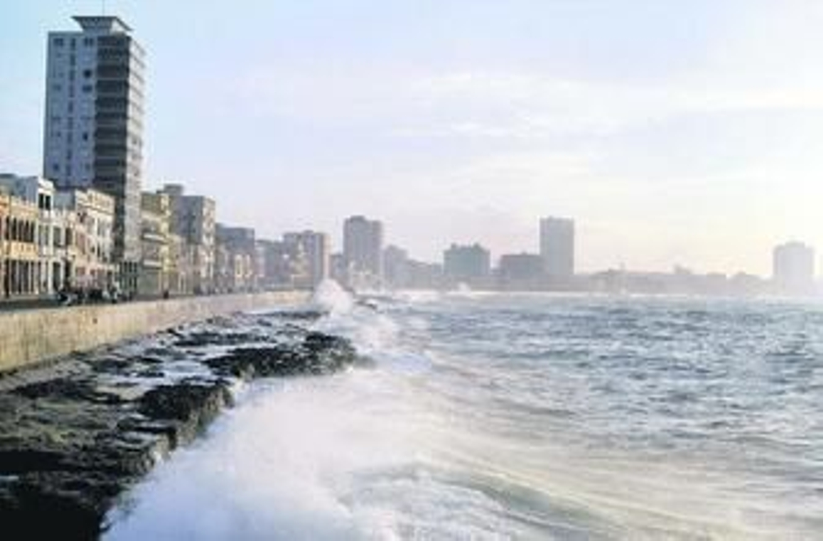 El malecón de La Habana, cerca del lugar donde descansa la descendiente de un algecireño, gracias a la investigación de un forense cubano.