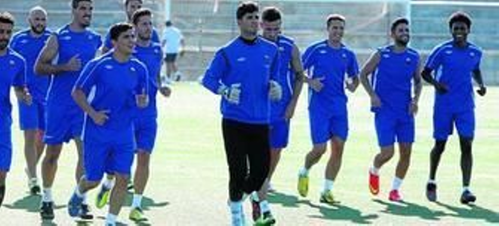 La plantilla del San Roque se ejercita en el campo municipal Nuevo San José, en la localidad aljarafeña de Gines.