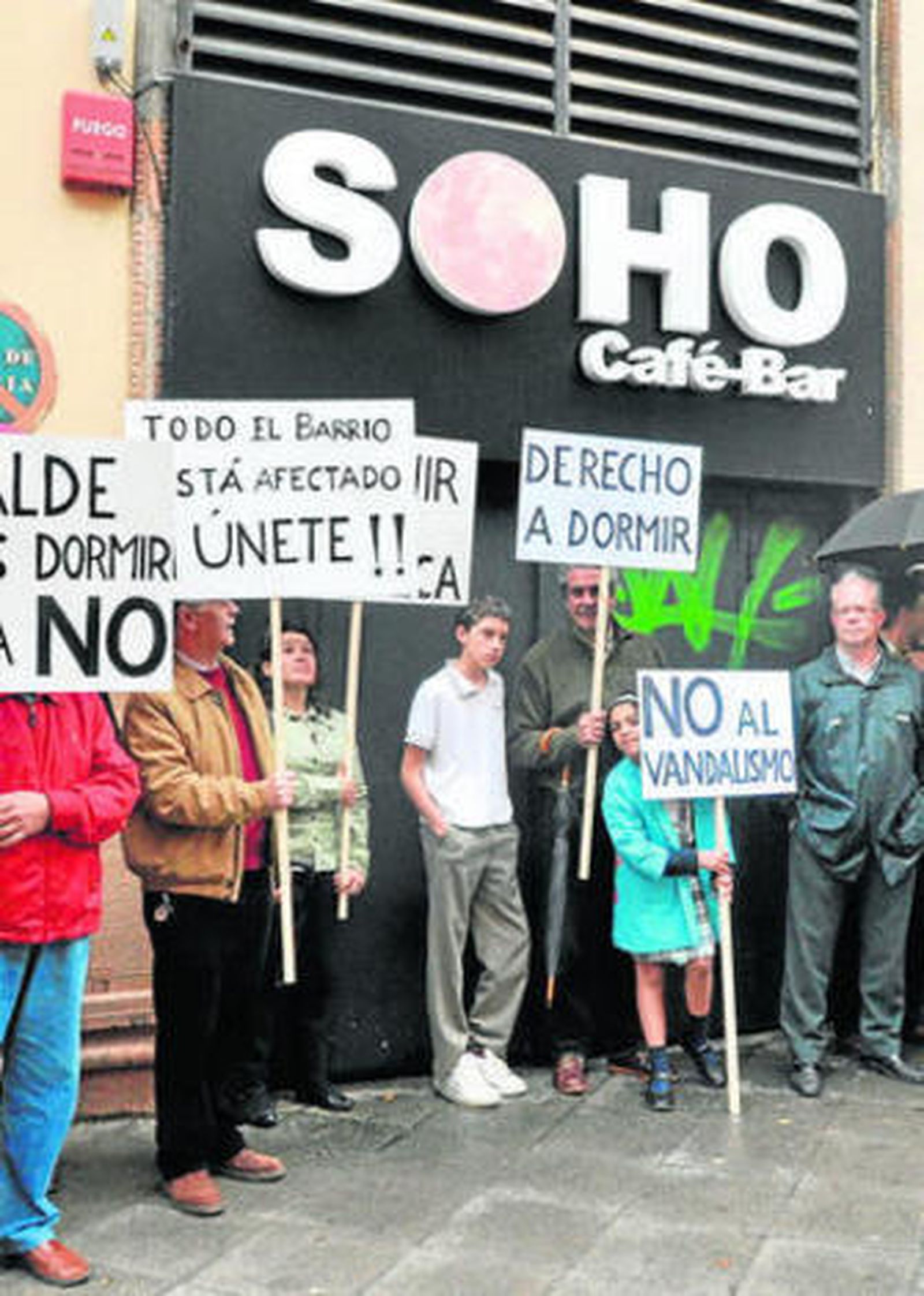 Vecinos en una reciente manifestación a las puertas de la discoteca.