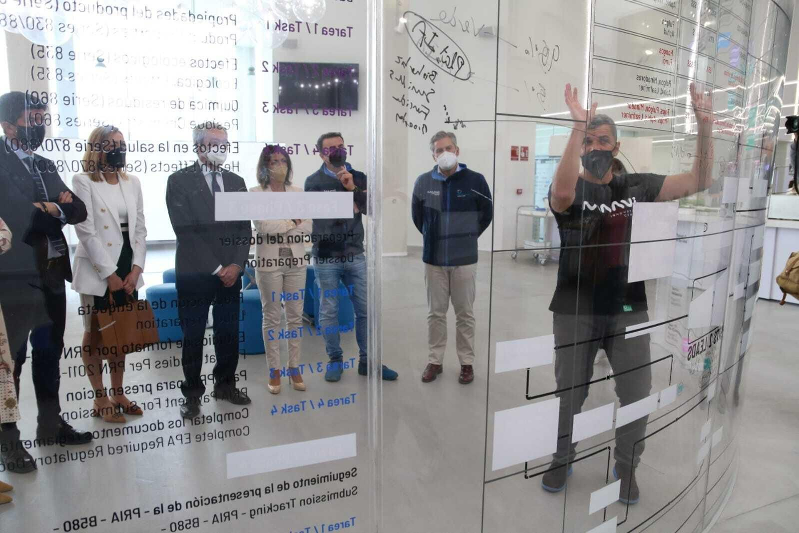 El CEO de Kimitec, Félix García, explica el trabajo de la compañía a los representantes del Gobierno andaluz