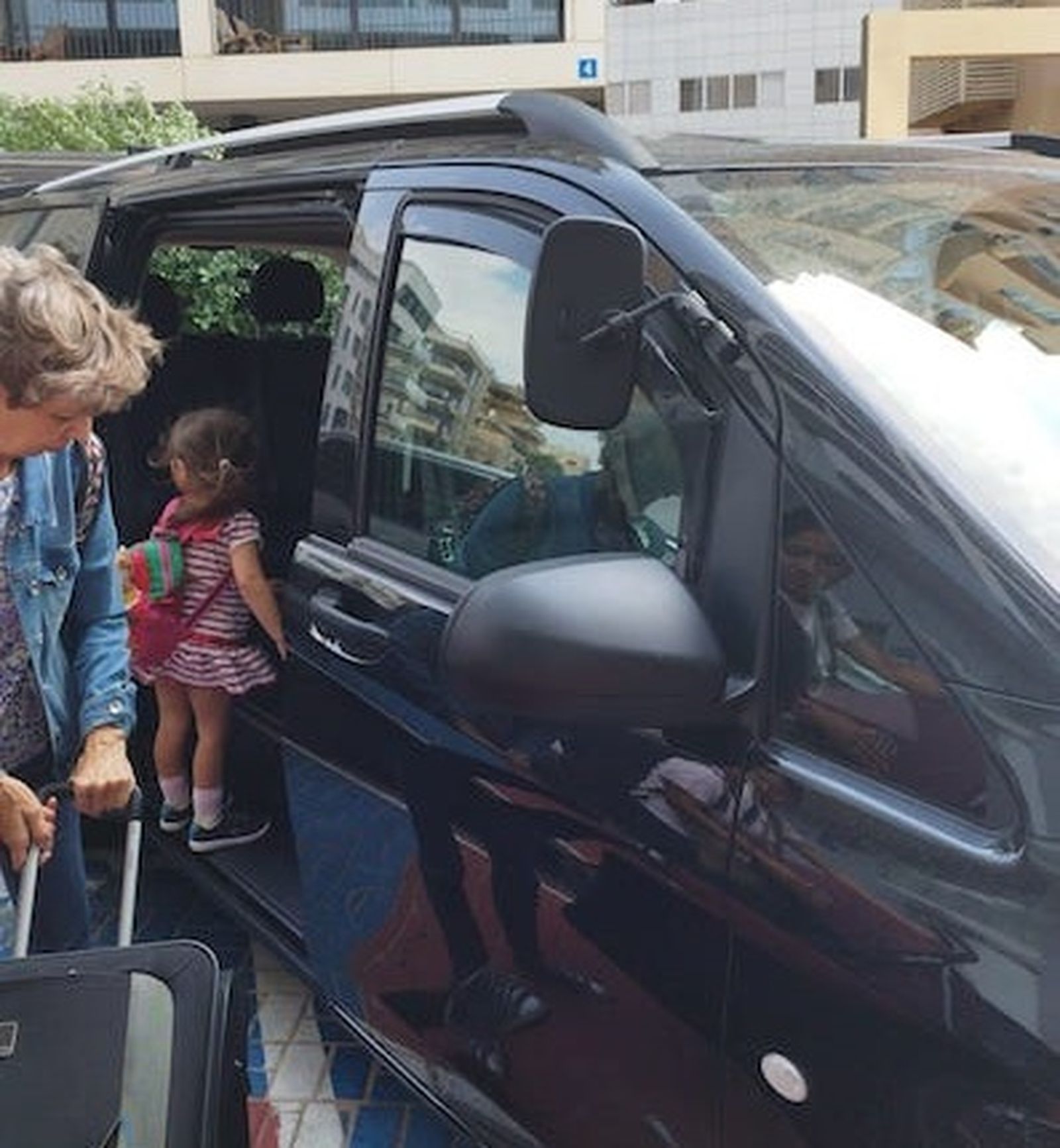 La vecina de Fines cogiendo un taxi este miércoles para dirigirse al aeropuerto de Tel Aviv