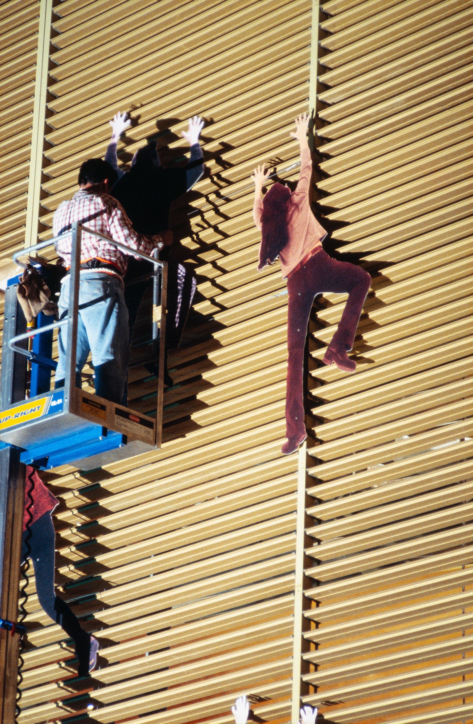 Sobre una obra de Nuria Carrasco en la fachada del Teatro Central (1997).