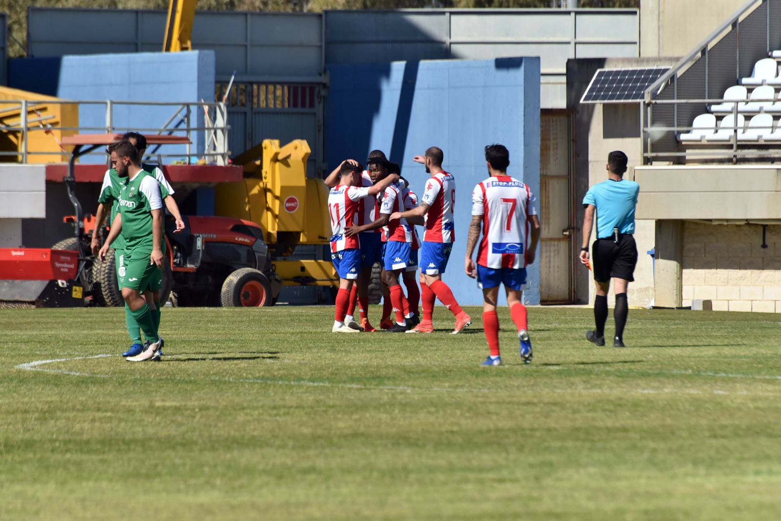 Los algeciristas celebran uno de sus goles al Guadalcacín.