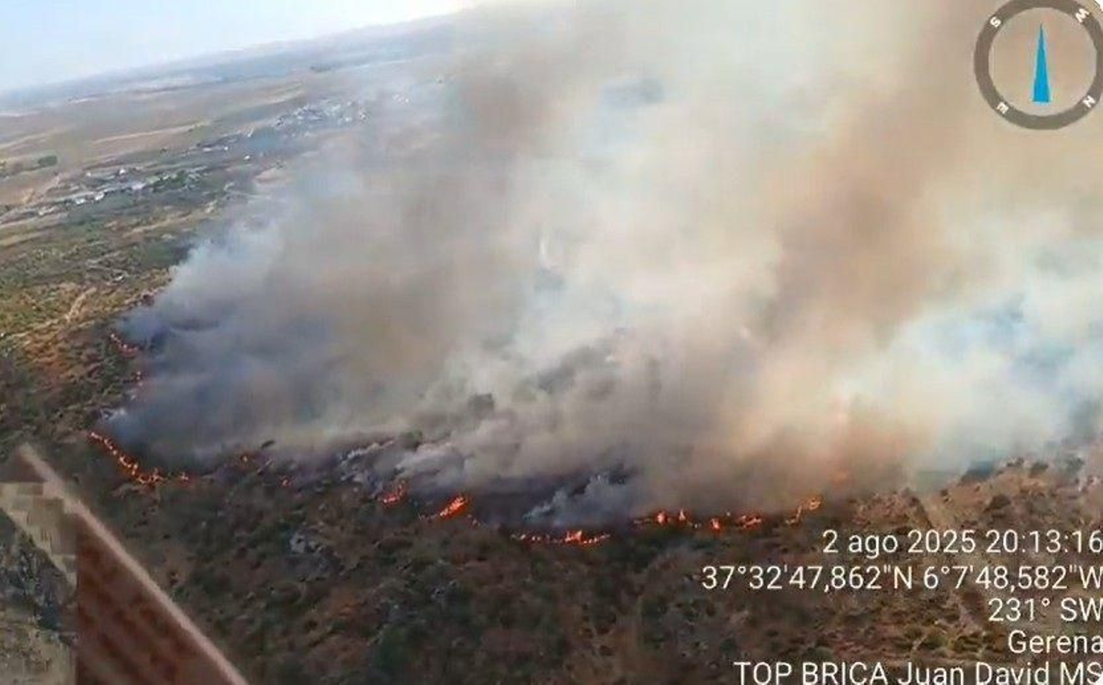 Un panorámica del incendio forestal declarado en Gerena.