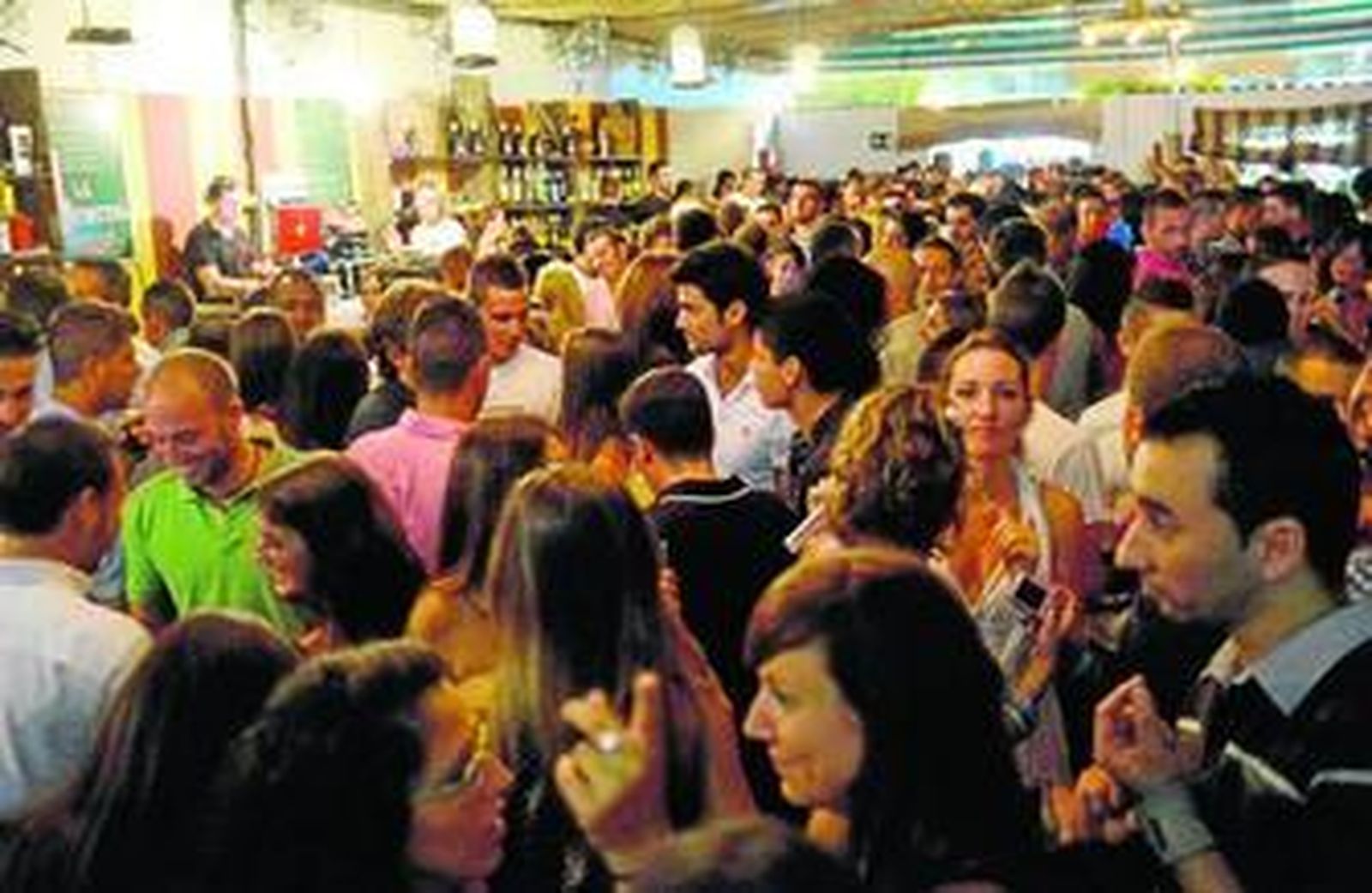 Ambiente que presentaba el interior de una caseta de la Feria en la noche del pasado jueves.