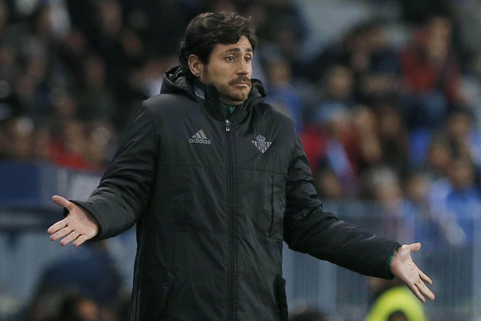 Víctor gesticula durante un encuentro.