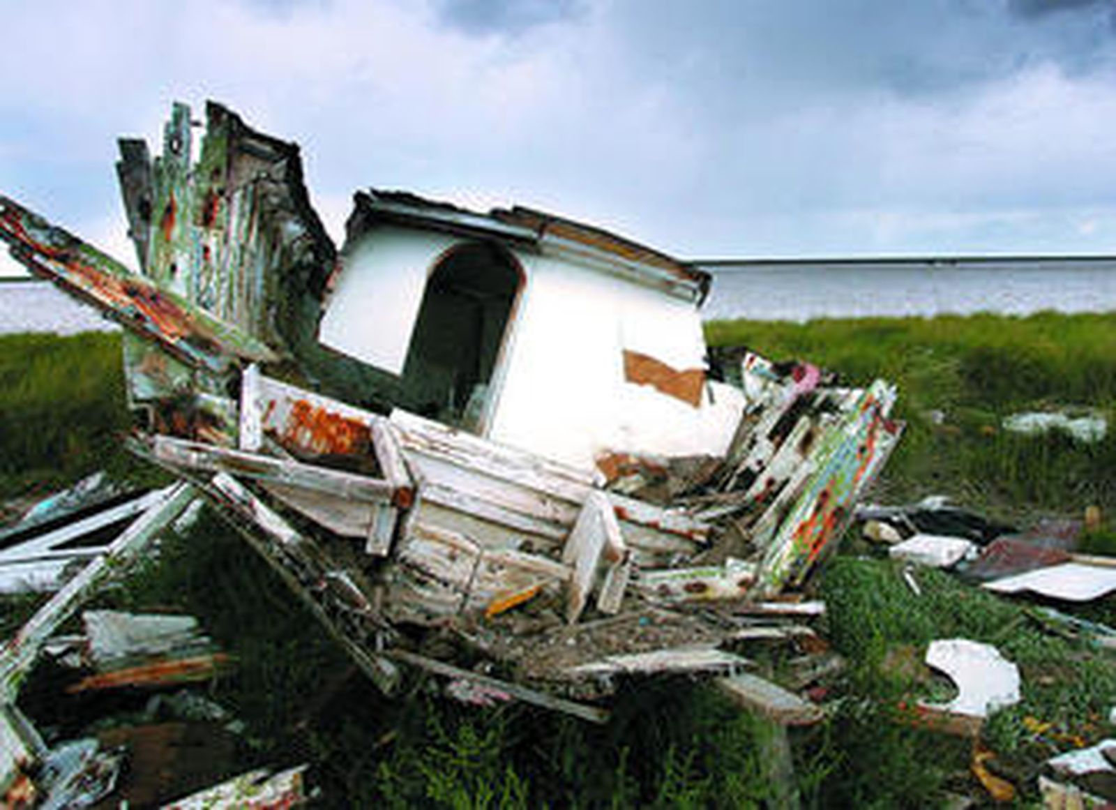Uno de los numerosos barcos de riacheros en ruinas que jalonan la orilla del Guadalquivir cerca de su desembocadura.