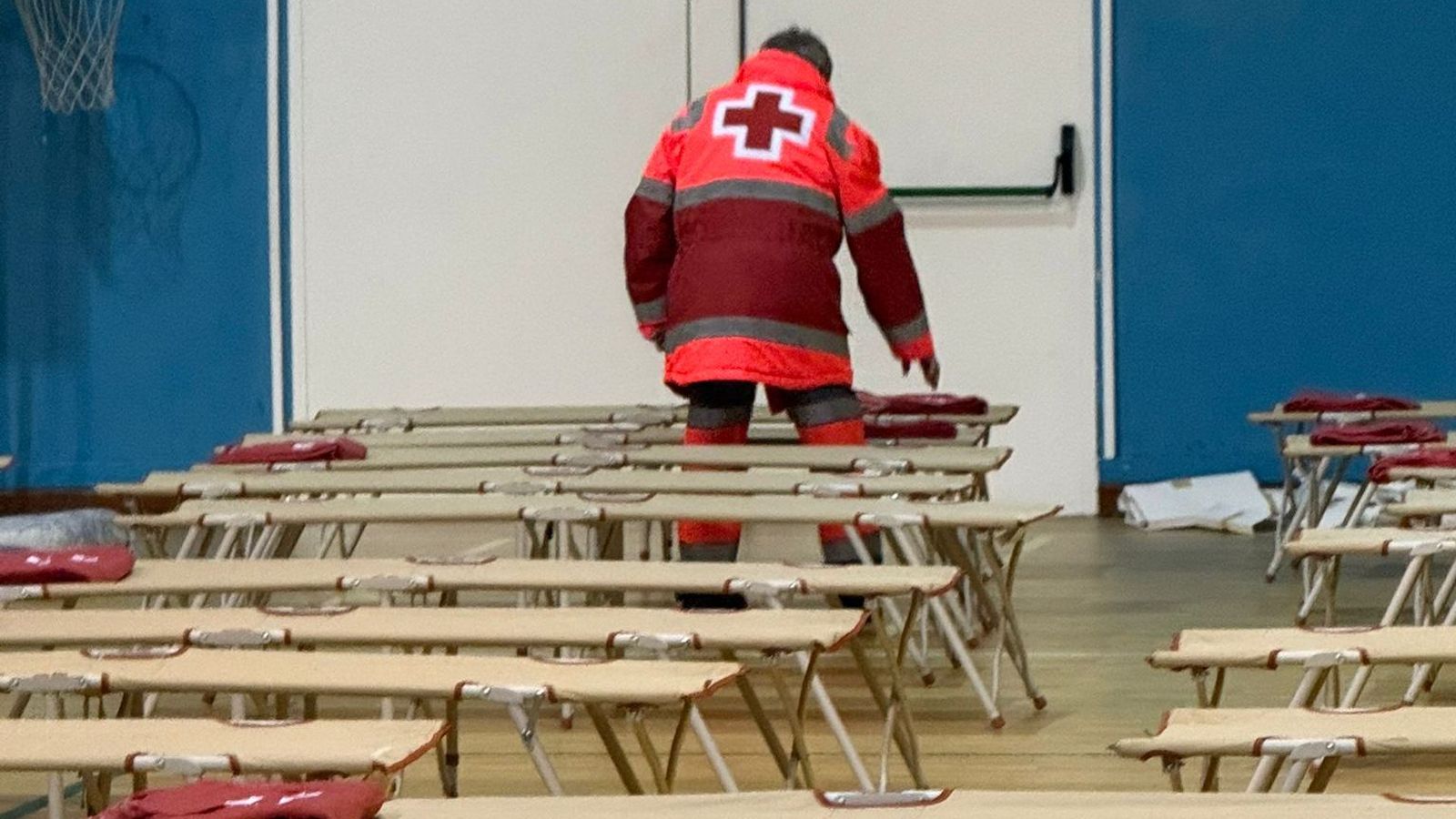 Un voluntario de la Cruz Roja, en un albergue en Arcos.