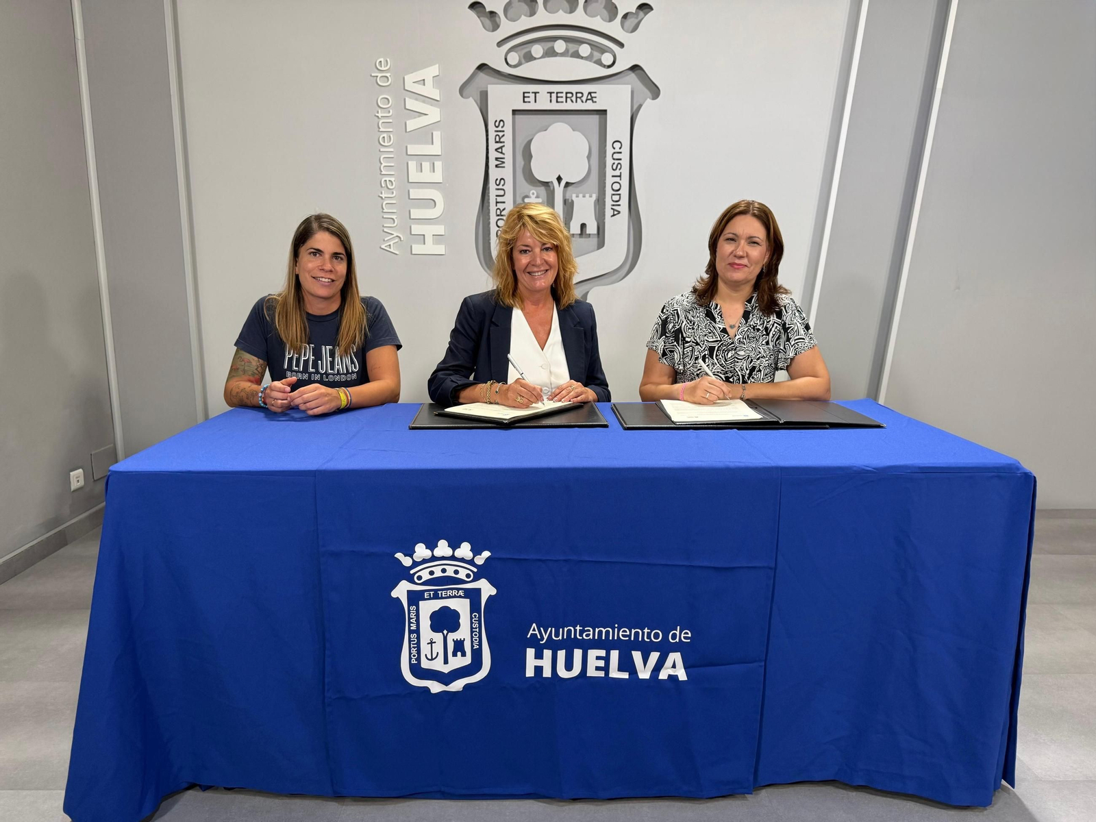 Firma del convenio entre el Ayuntamiento y la Asociación Onubense ‘Santa Águeda’.