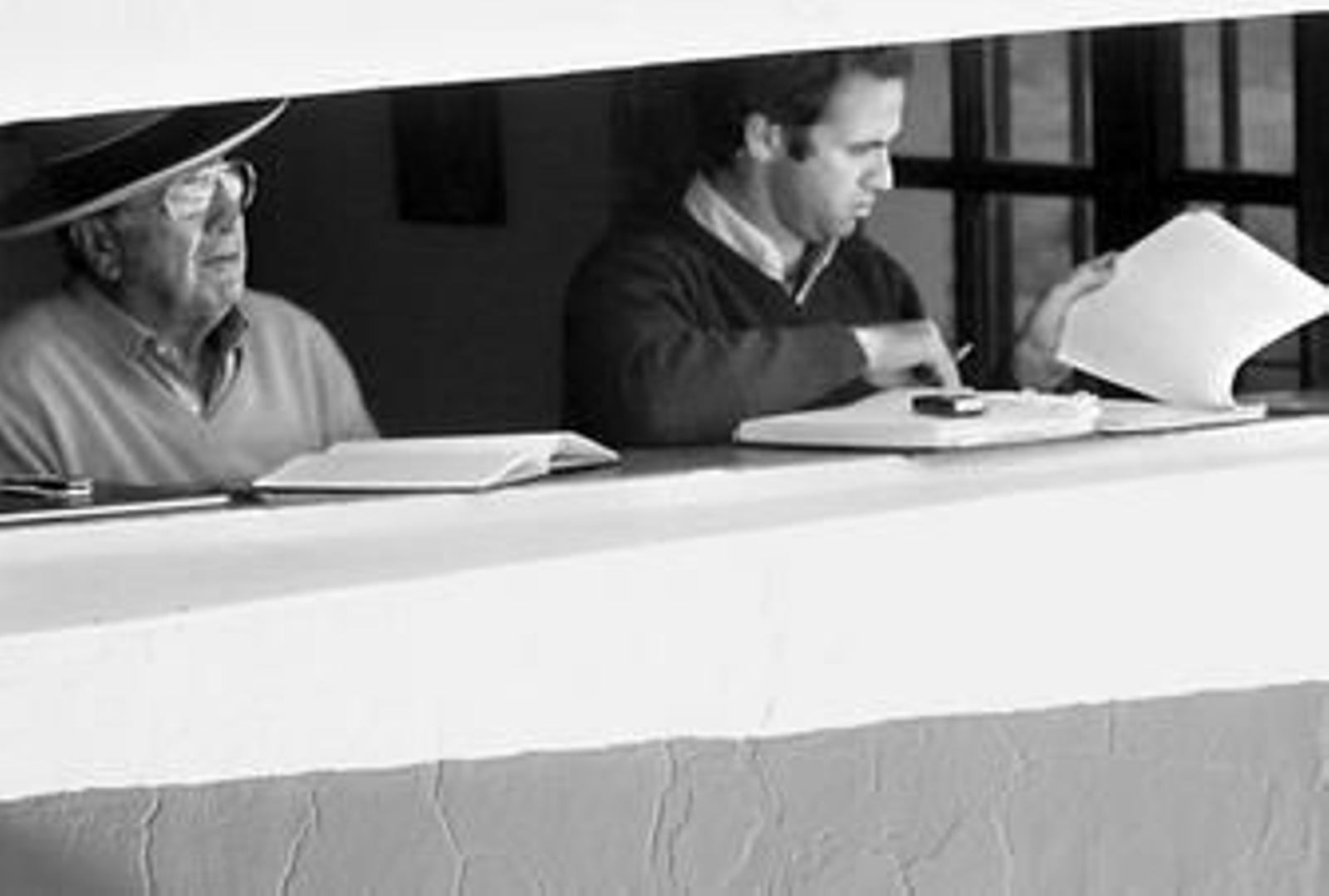 El ganadero Joaquín Núñez y su hijo Álvaro, derecha, en un tentandero.