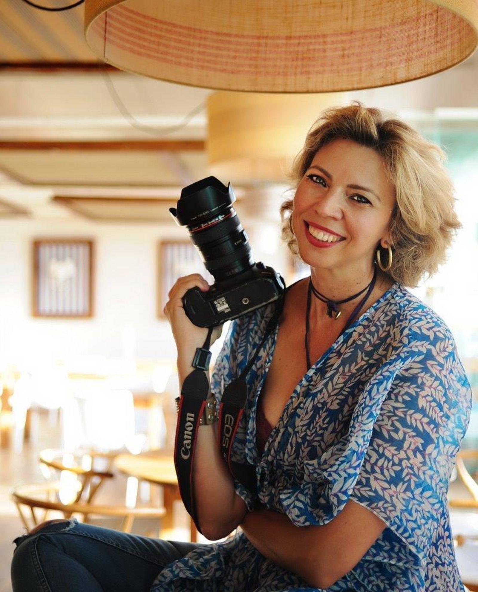 La periodista Marina Bernal con su cámara fotográfica.