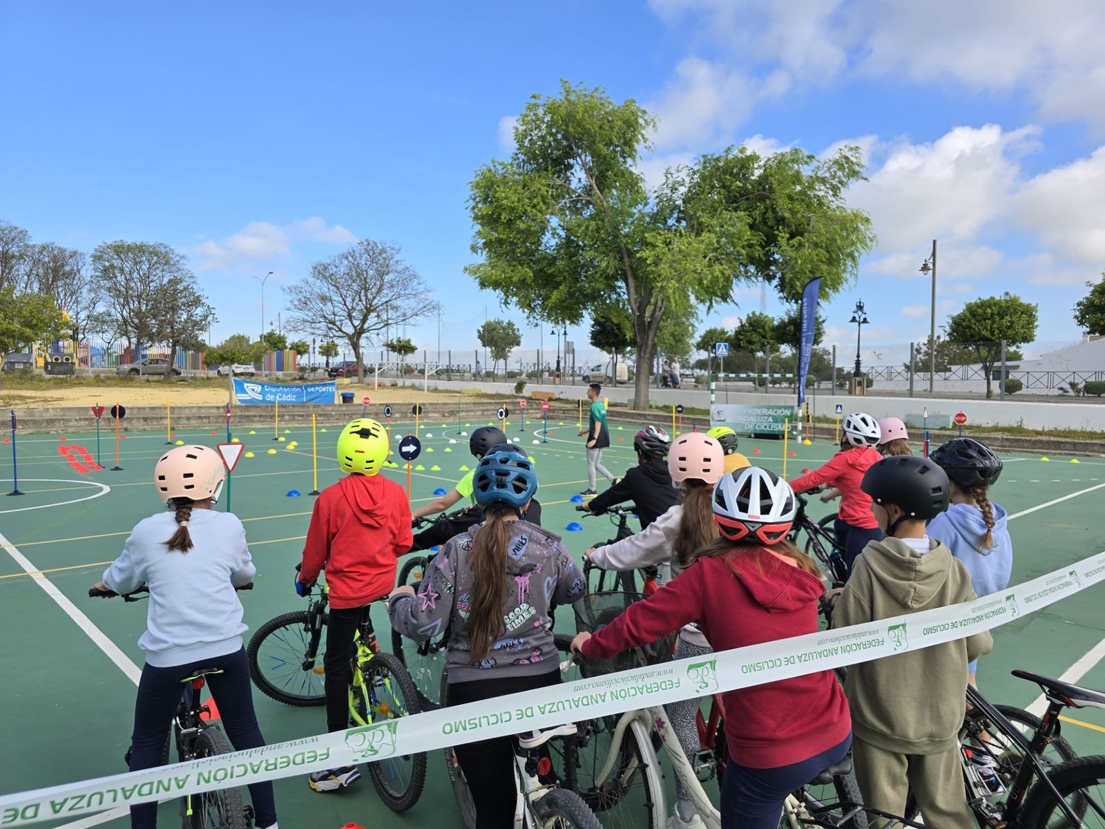 Alumnos del CEIP Barca de la Florida participando en el estreno de la campaña ‘Bici Educa’.