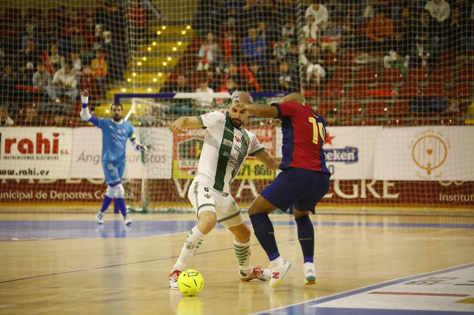 Las mejores fotos del ambiente en Vista Alegre para el Córdoba Futsal - Barça