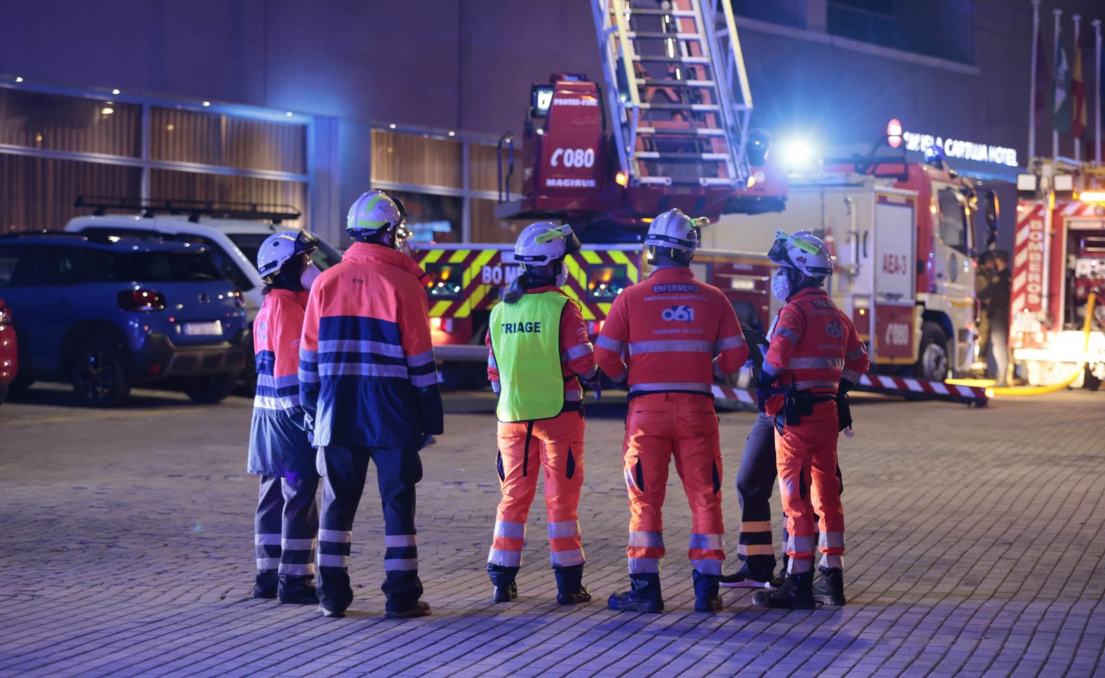 Las imágenes del incendio en el Hotel Isla de la Cartuja