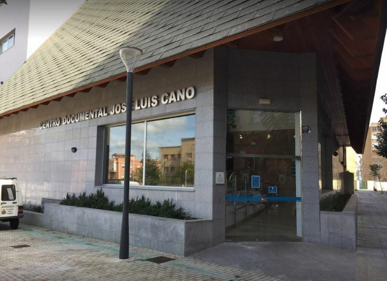 La fachada del Centro Documental José Luis Cano de Algeciras.