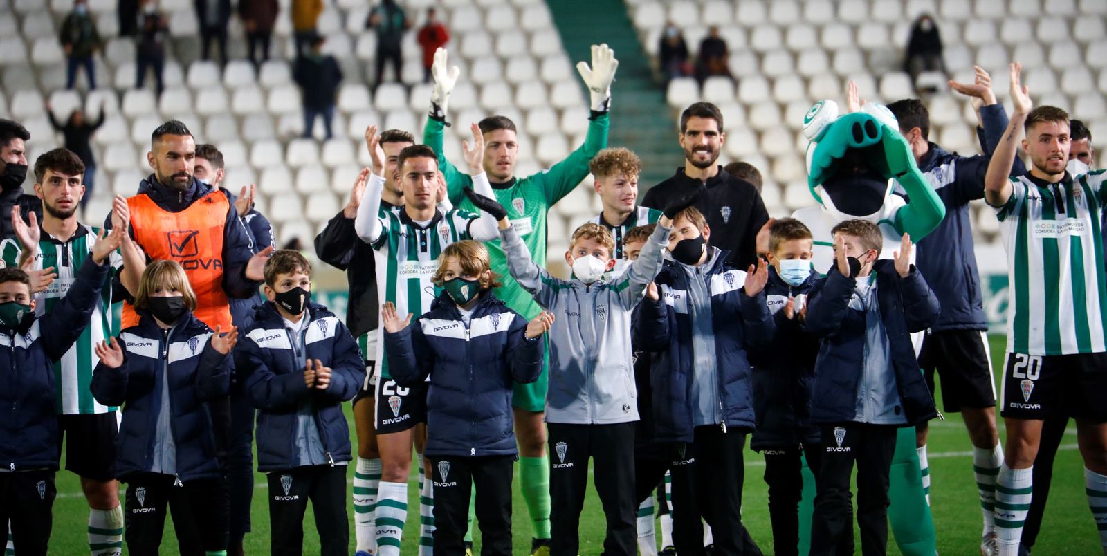 Los jugadores del Córdoba CF celebran un triunfo en El Arcángel.