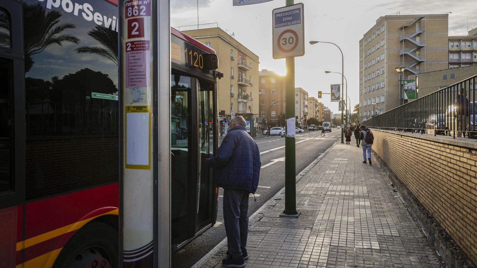 Un usuario aguarda para montarse en la línea 2 de autobús.
