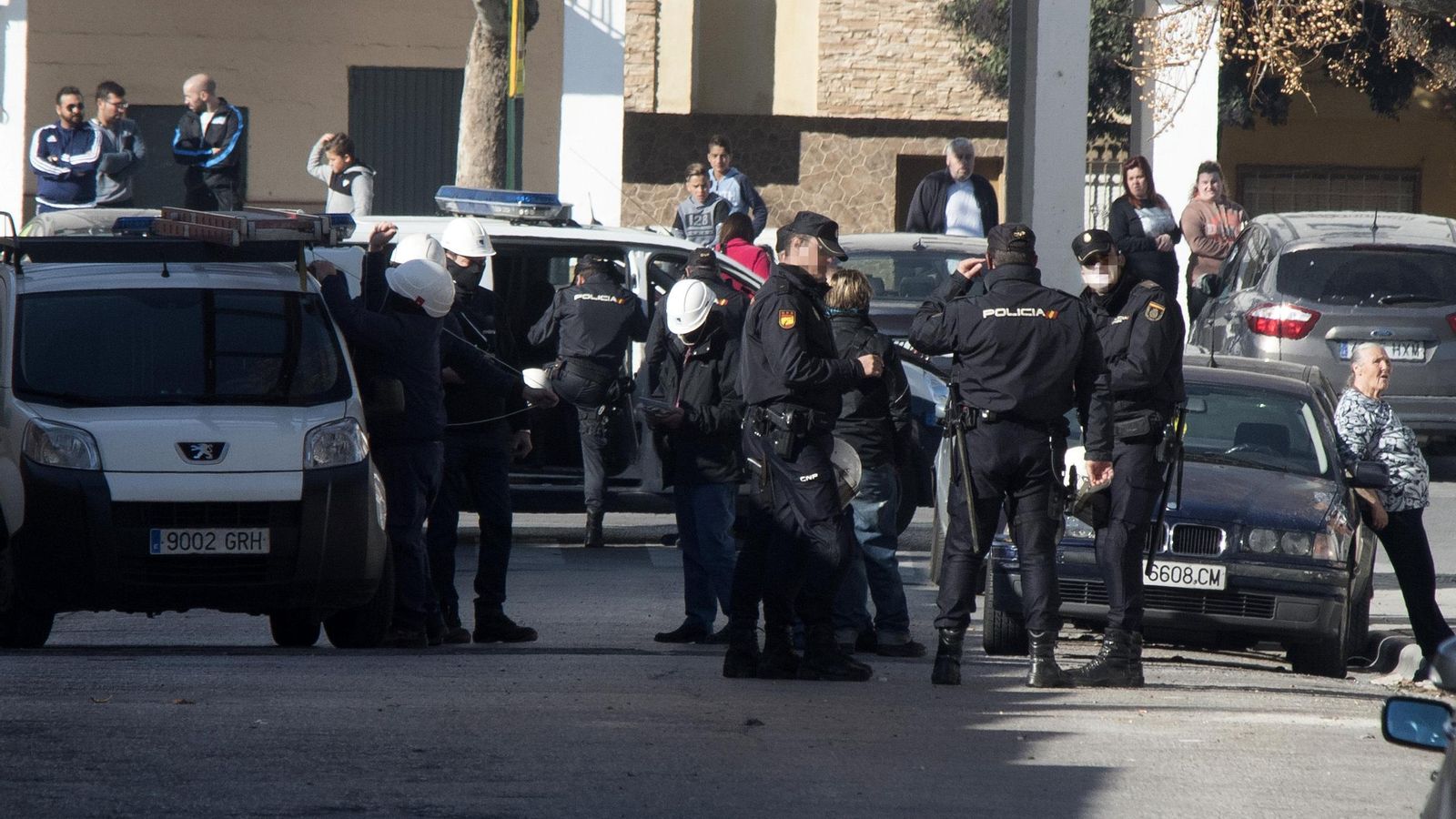 La Policía acompaña en la zona Norte de Granada a trabajadores de Endesa en la inspección.