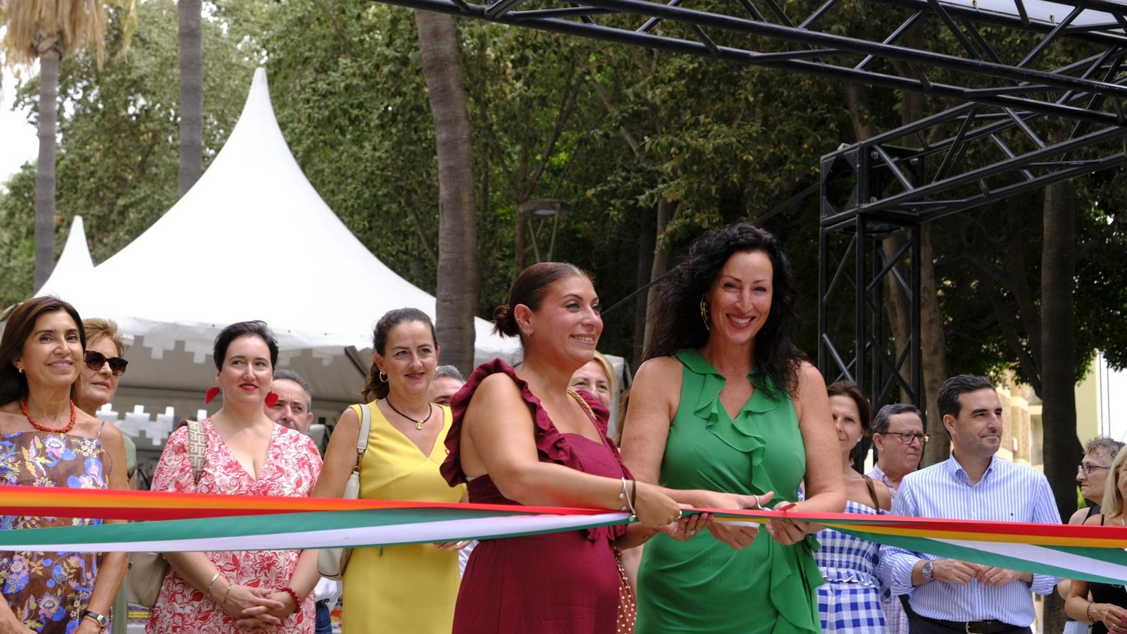 La alcaldesa, María del Mar Vázquez, y la edil Lorena Nieto inauguraron la feria de artesanía.