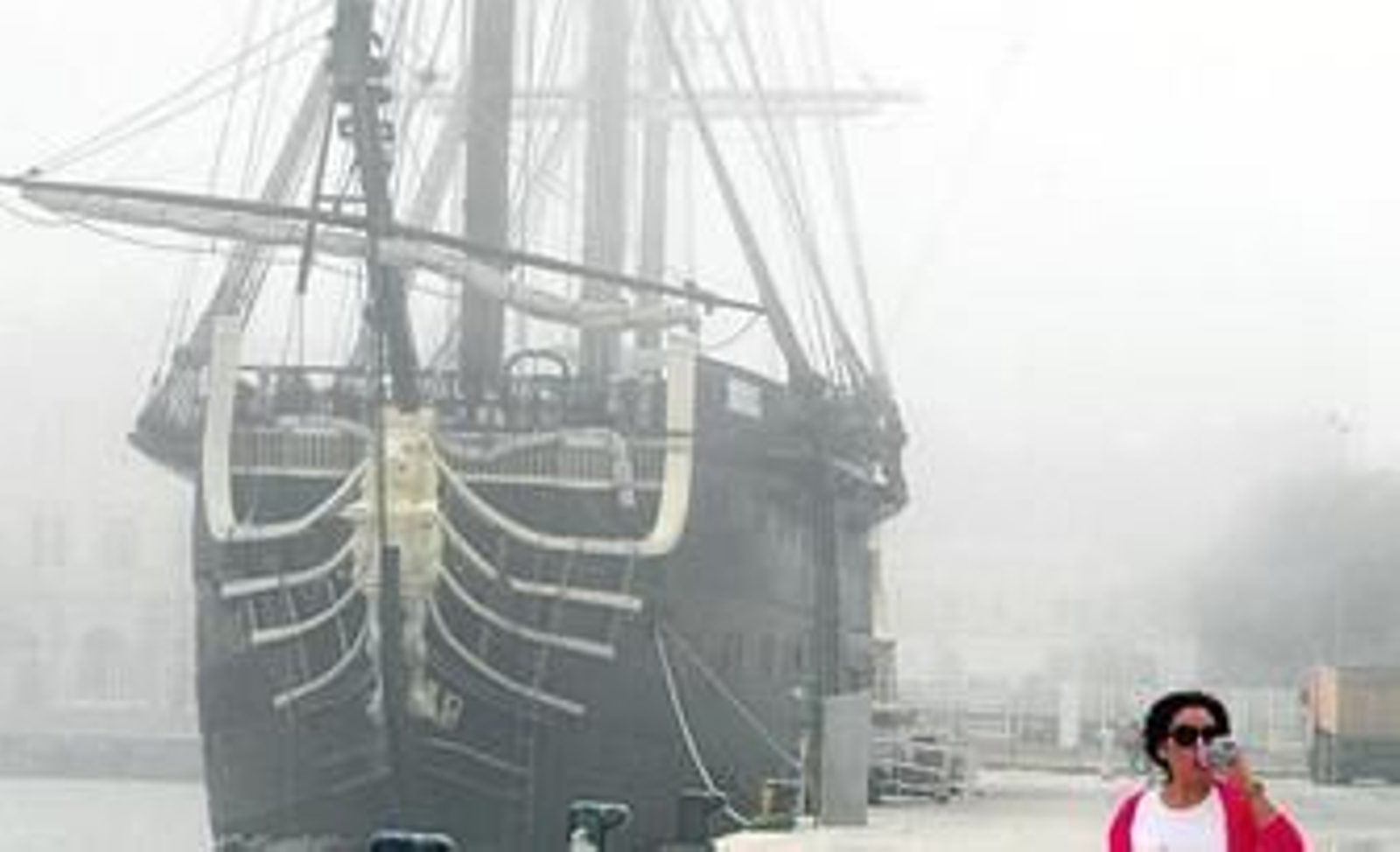 Fantasmagórica imagen el puerto ayer a media tarde en el muelle 2 con el Palmeral a la derecha de la imagen.