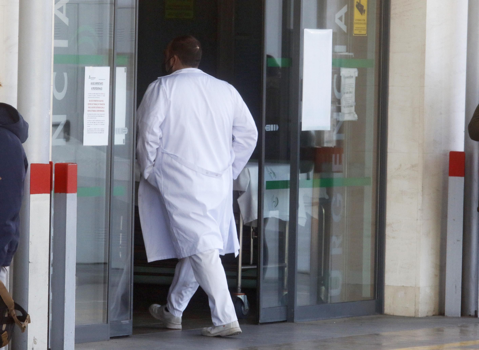 Un sanitario entra en el Hospital Reina Sofía. Un sanitario entra en el Hospital Reina Sofía.