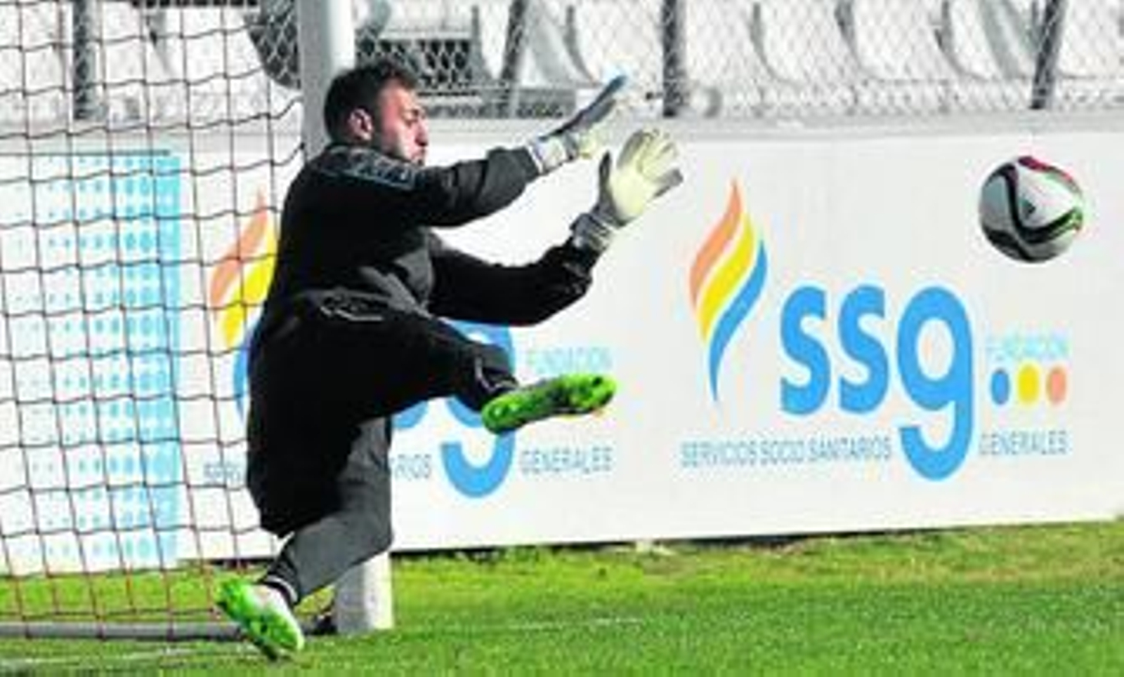 El portero Beto, en una estirada durante su entrenamiebnto de ayer sobre el césped de la ciudad deportiva del Sevilla.