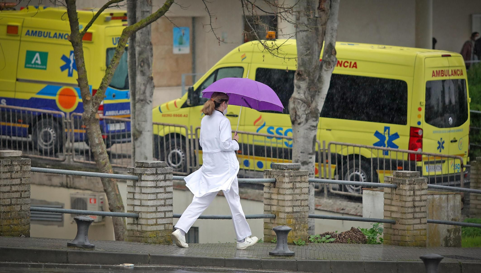 Una sanitaria camina cerca de las Urgencias del hospital de Jerez.