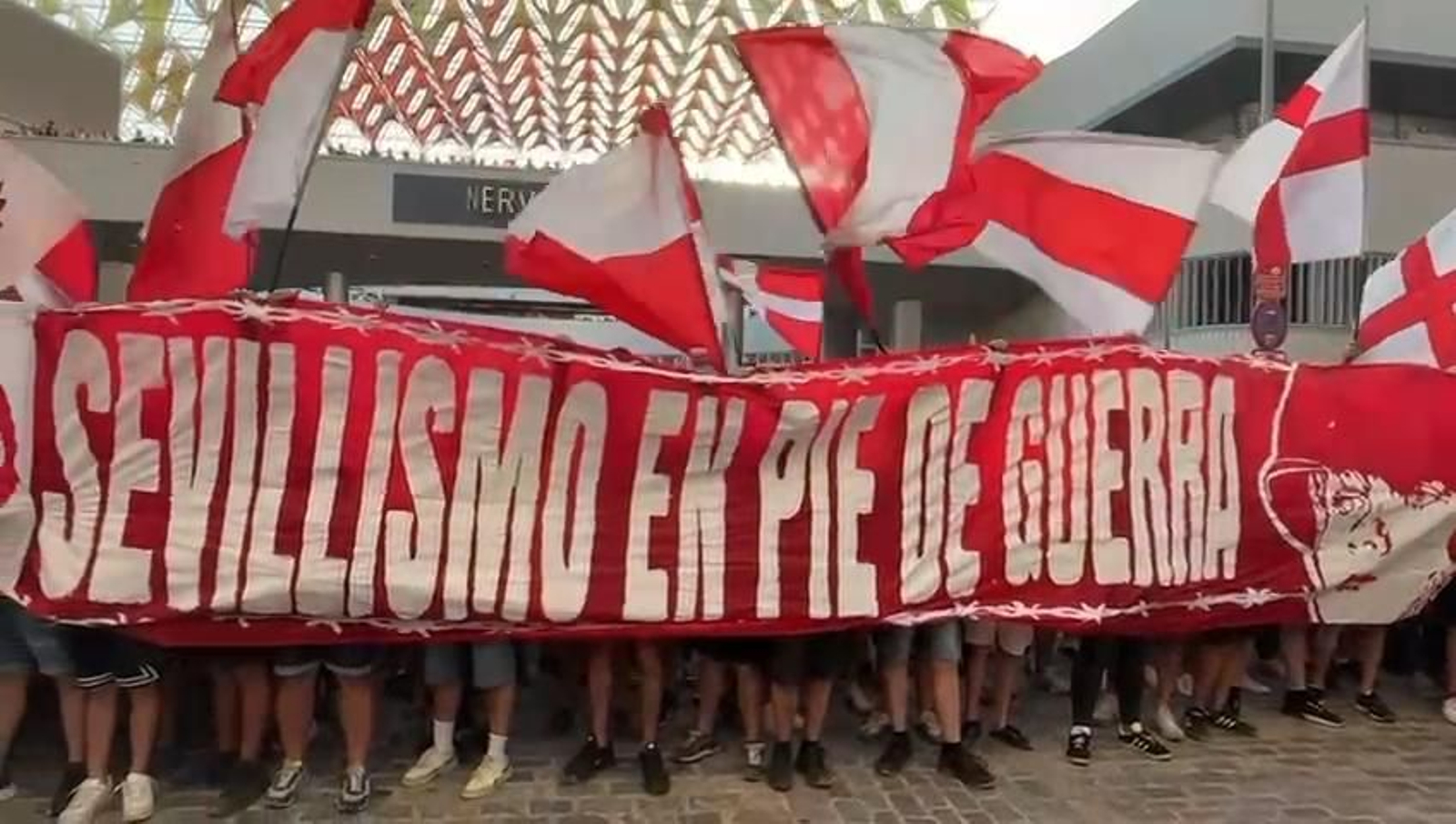 El grupo Biris Norte se manifiesta contra la directiva antes del Sevilla-Barcelona.