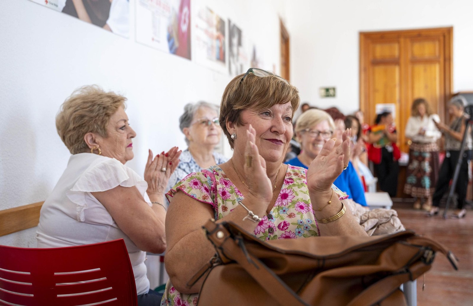 Cruz Roja realiza la entrega de mantitas solidarias a las familias de acogida