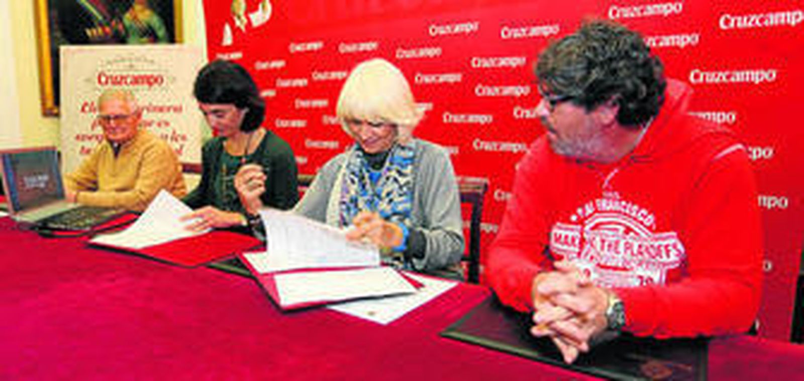 De izquierda a derecha, Mateo Sánchez, del Banco de Alimentos de Cádiz; Carmen Ponce, de Cruzcampo; la alcaldesa y el Yuyu, durante el acto de ayer.
