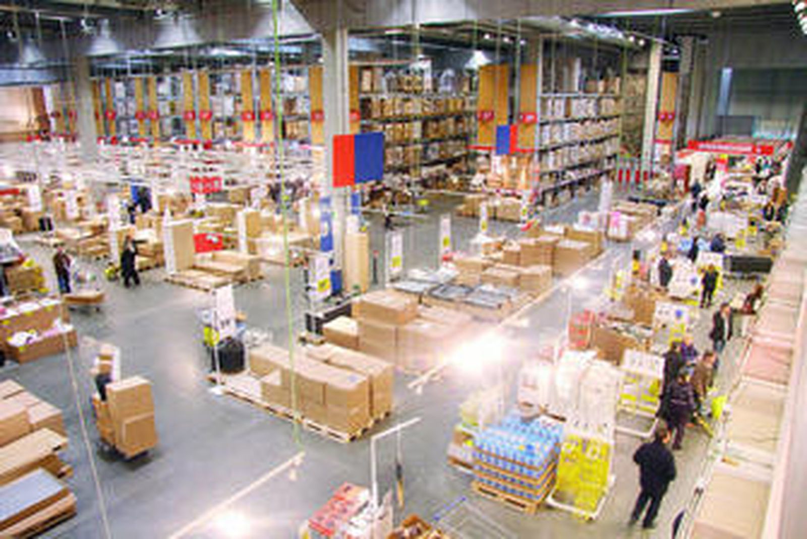 El interior de la tienda de Castilleja, en la zona donde se almacenan los muebles desmontados.